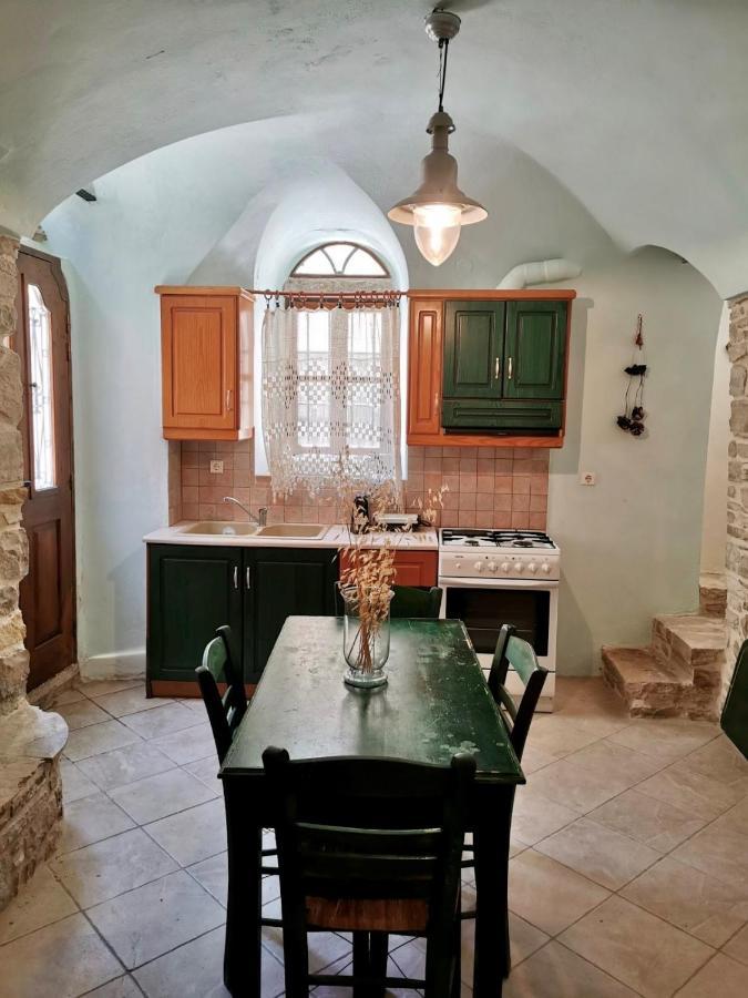 Yi Artistry 1-Bedroom Medieval Holiday House Kalamoti Extérieur photo