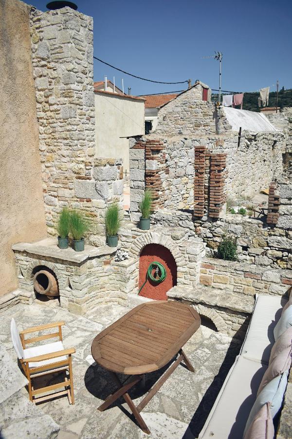 Yi Artistry 1-Bedroom Medieval Holiday House Kalamoti Extérieur photo