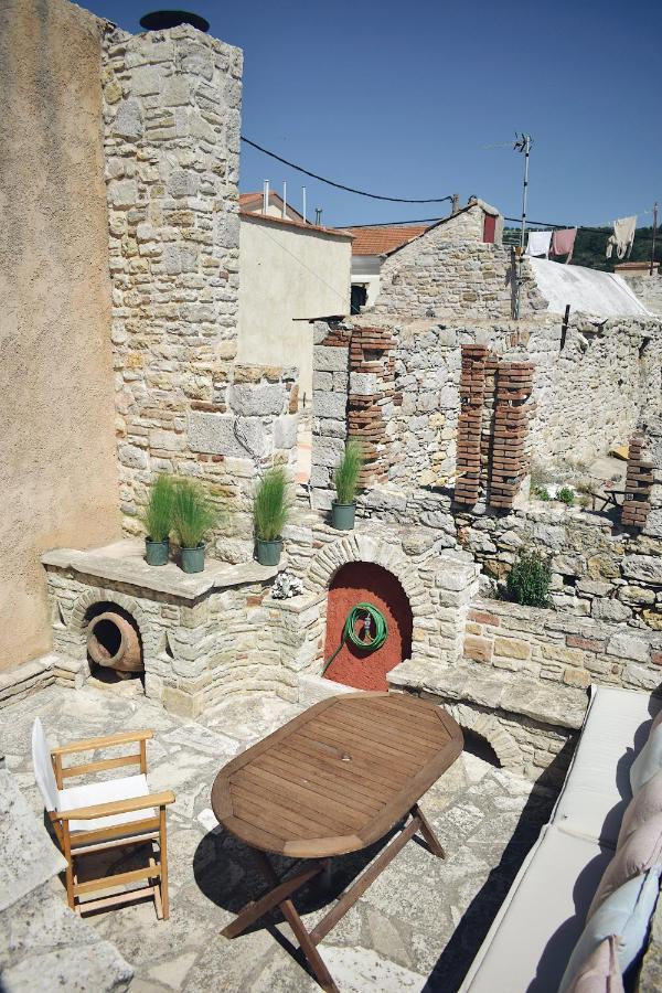 Yi Artistry 1-Bedroom Medieval Holiday House Kalamoti Extérieur photo
