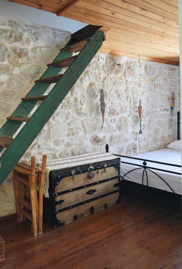 Yi Artistry 1-Bedroom Medieval Holiday House Kalamoti Extérieur photo