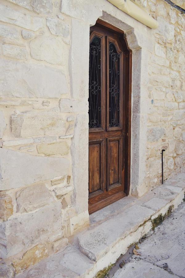 Yi Artistry 1-Bedroom Medieval Holiday House Kalamoti Extérieur photo